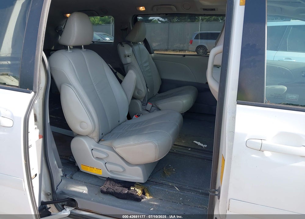 2011 TOYOTA SIENNA XLE V6 VIN: 5TDYK3DC1BS026108