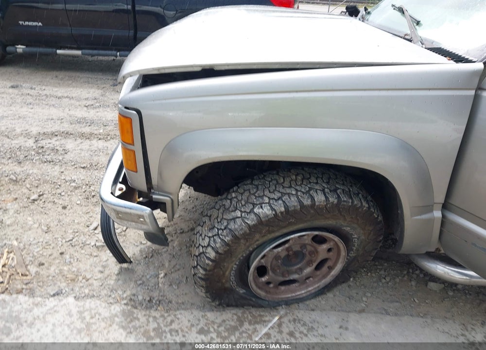 1999 GMC SUBURBAN 2500 SL VIN: 3GKGK26J4XG530681