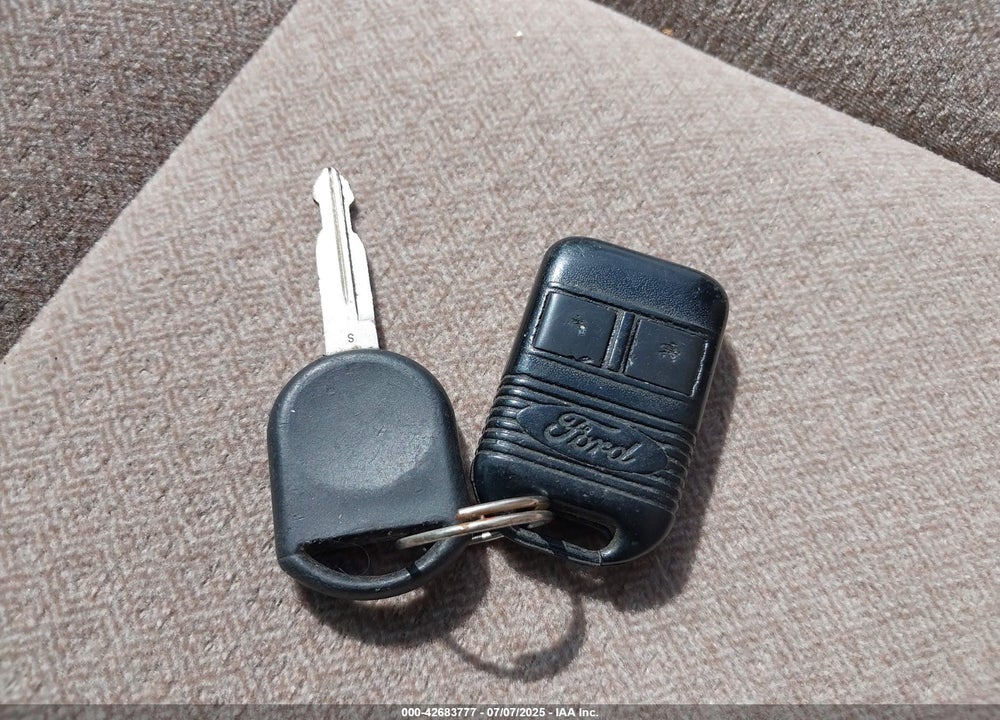 2001 FORD TAURUS LX VIN: 1FAFP52U91A100862