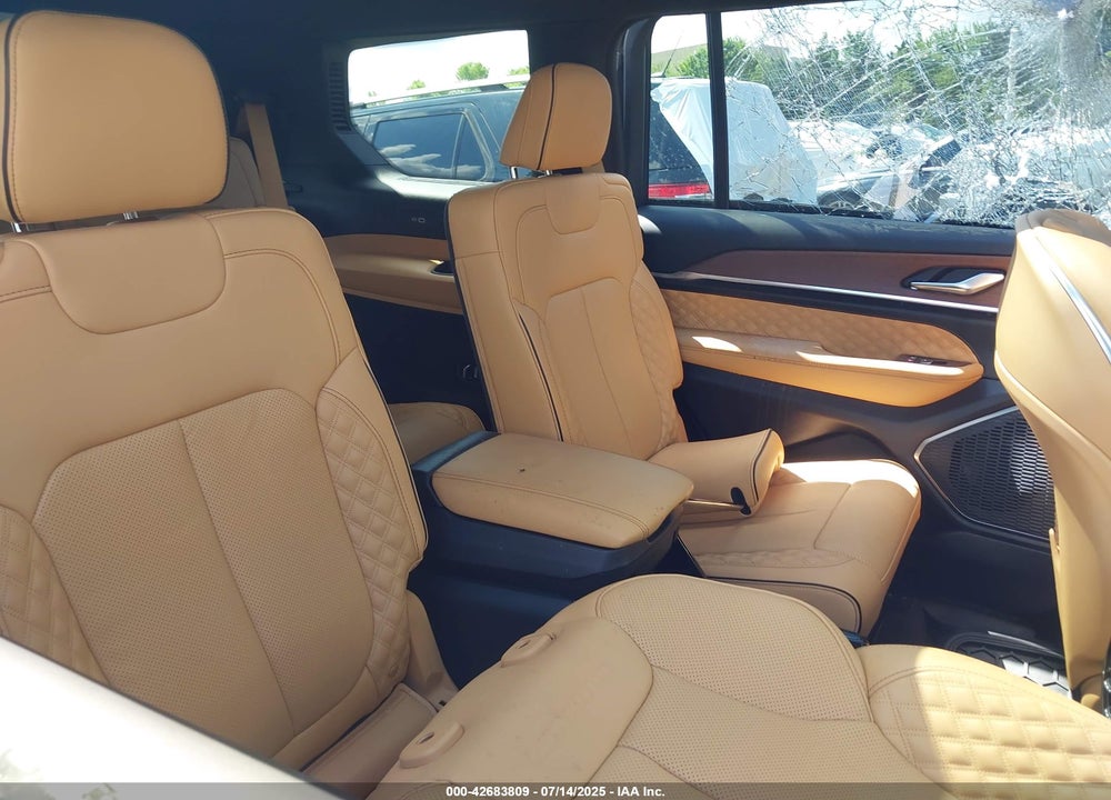 2024 JEEP GRAND CHEROKEE L SUMMIT 4X4 VIN: 1C4RJKEG6R8621036