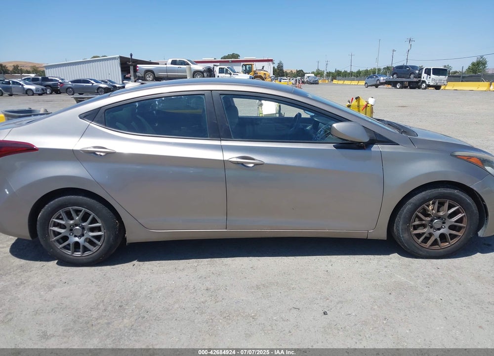 2016 HYUNDAI ELANTRA VIN: 5NPDH4AE8GH716881