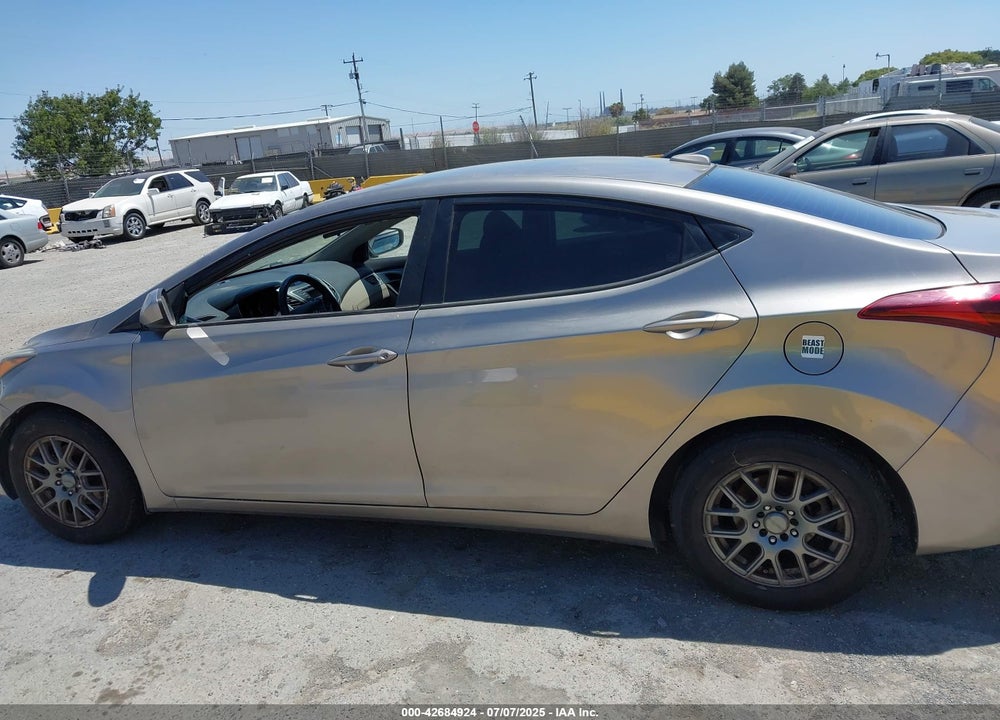 2016 HYUNDAI ELANTRA VIN: 5NPDH4AE8GH716881