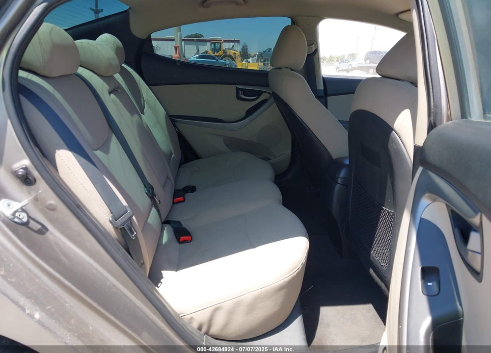 2016 HYUNDAI ELANTRA VIN: 5NPDH4AE8GH716881