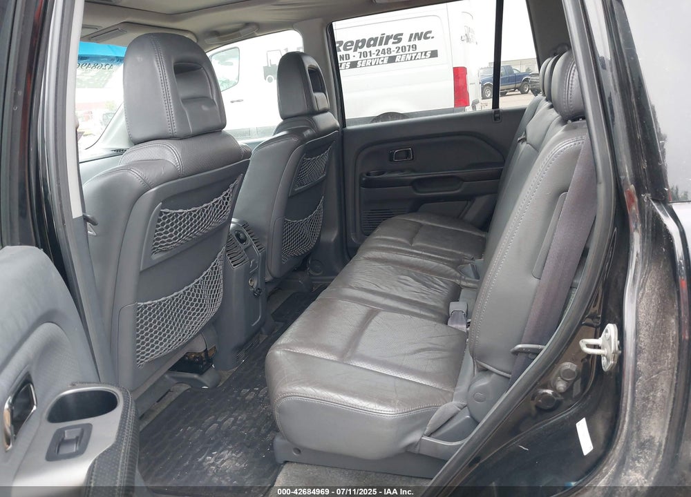 2005 HONDA PILOT EX-L VIN: 5FNYF18555B010930