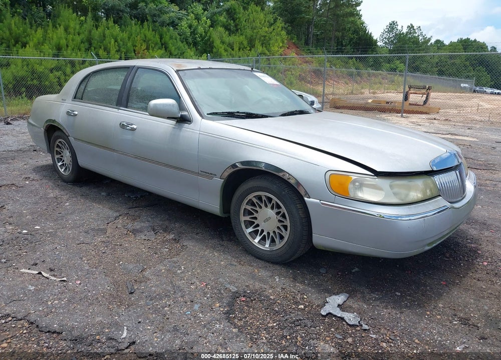 2000 LINCOLN TOWN CAR SIGNATURE VIN: 1LNHM82W9YY936280