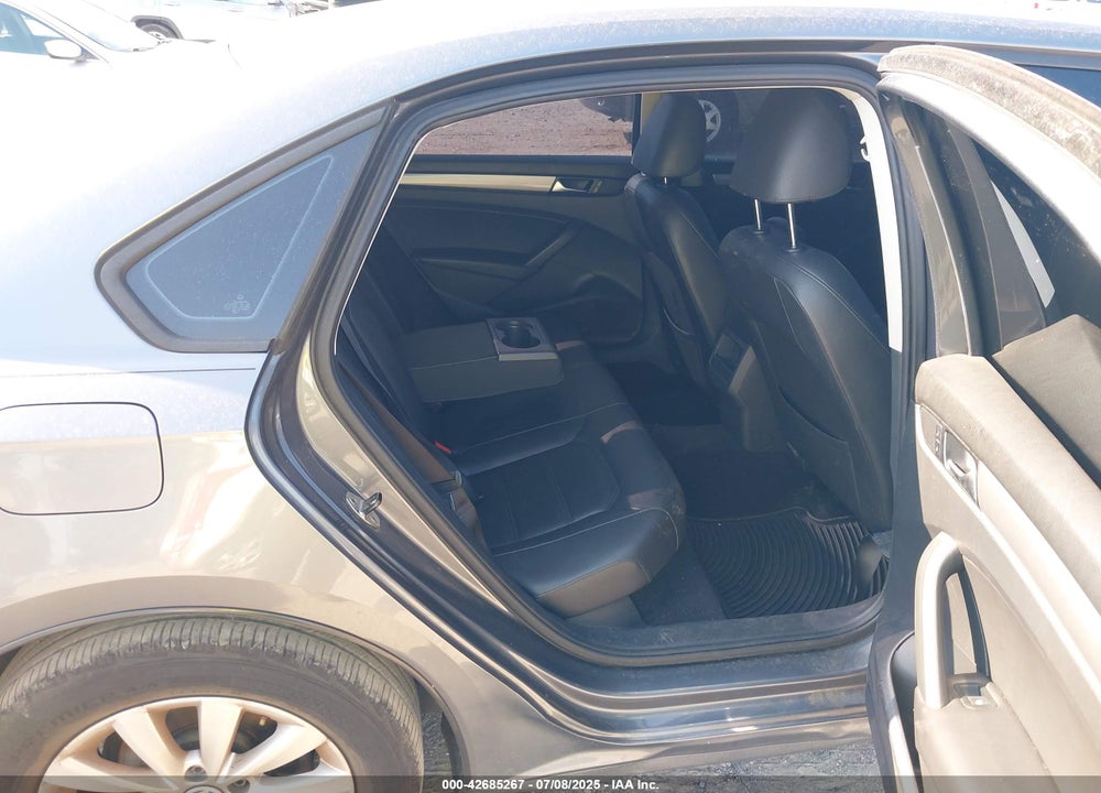 2015 VOLKSWAGEN PASSAT VIN: 1VWAT7A37FC011689