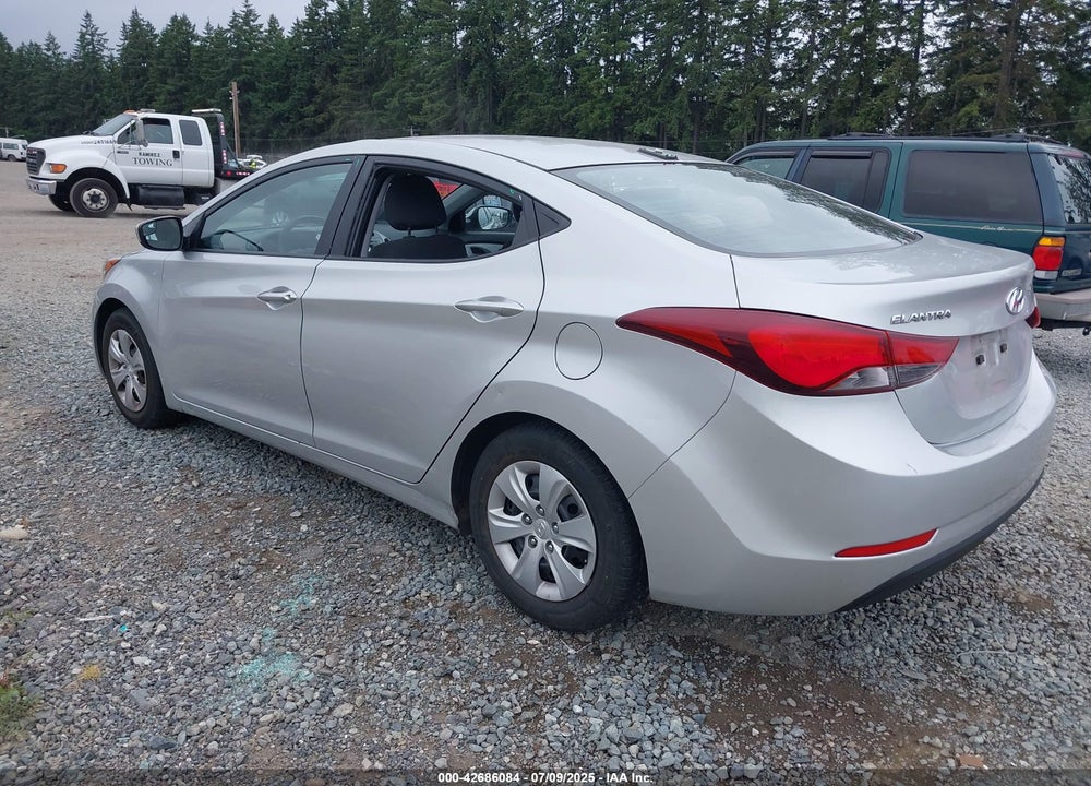 2016 HYUNDAI ELANTRA VIN: 5NPDH4AE3GH692876