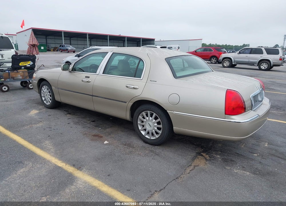 2006 LINCOLN TOWN CAR VIN: 1LNHM81W06Y605800