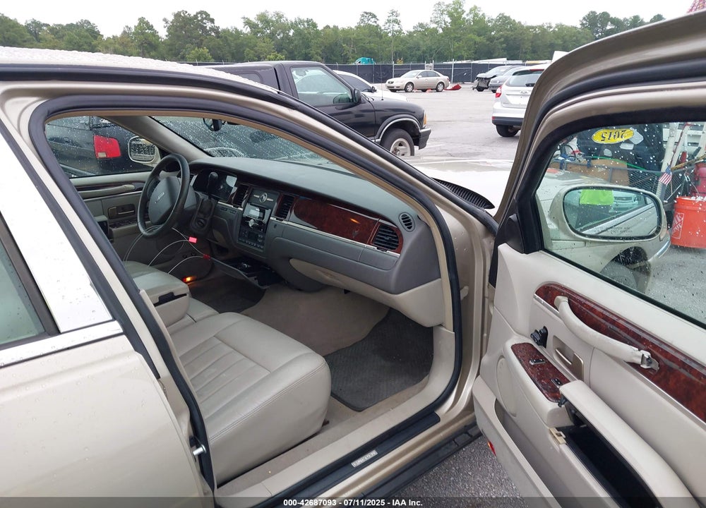 2006 LINCOLN TOWN CAR VIN: 1LNHM81W06Y605800