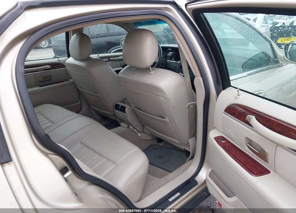 2006 LINCOLN TOWN CAR VIN: 1LNHM81W06Y605800
