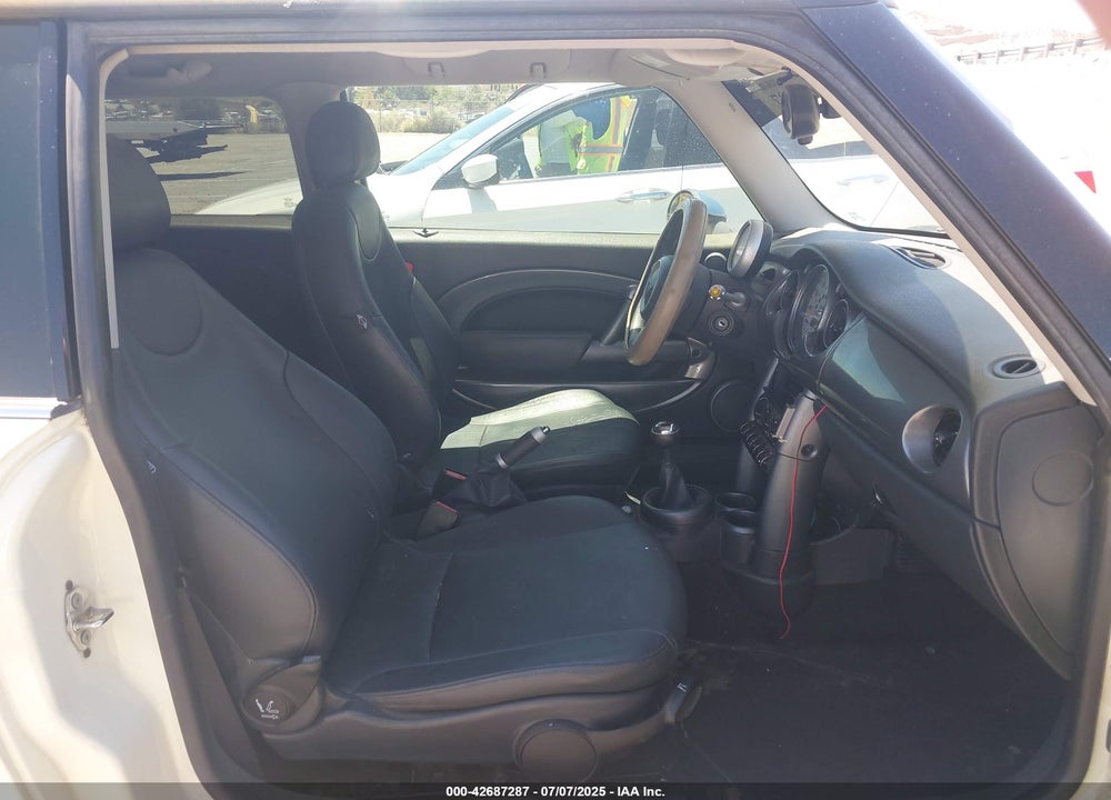 2006 MINI COOPER VIN: WMWRC33586TK71206