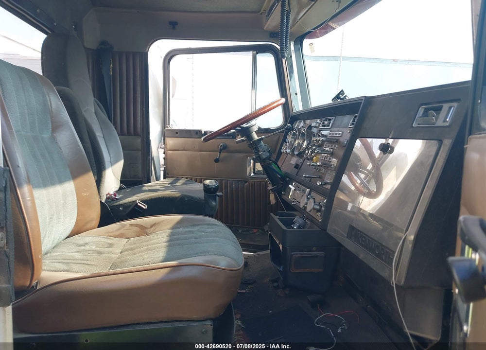 1992 KENWORTH CONSTRUCTION T600 VIN: 1XKAD59X0NJ575291