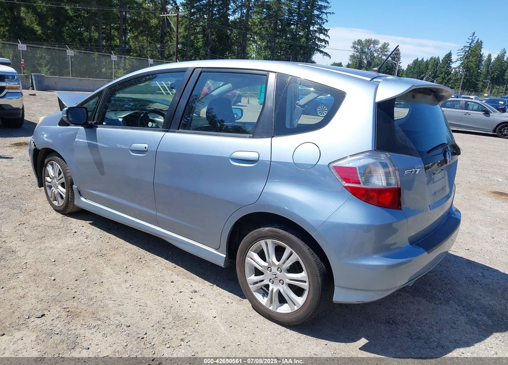 2011 HONDA FIT VIN: JHMGE8H56BC011003