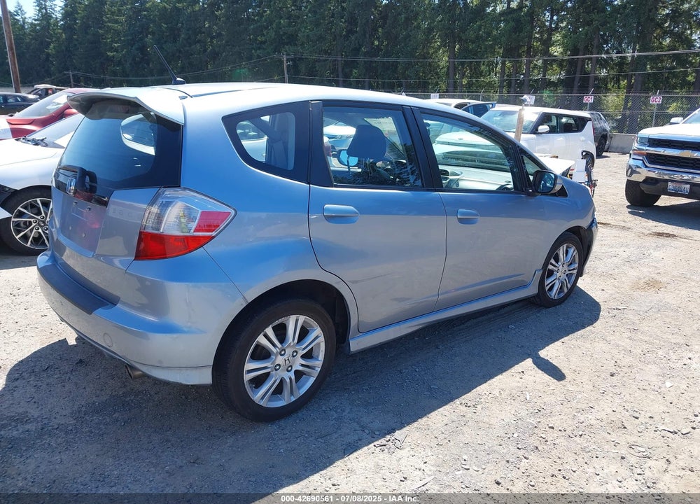2011 HONDA FIT VIN: JHMGE8H56BC011003