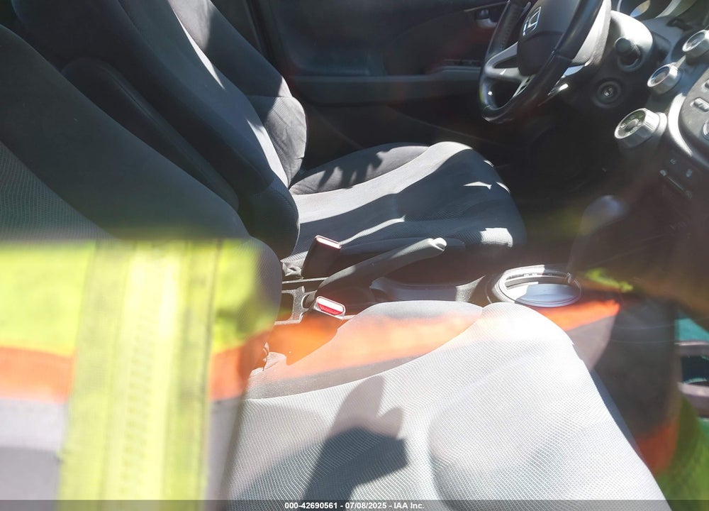 2011 HONDA FIT VIN: JHMGE8H56BC011003