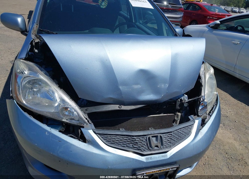 2011 HONDA FIT VIN: JHMGE8H56BC011003