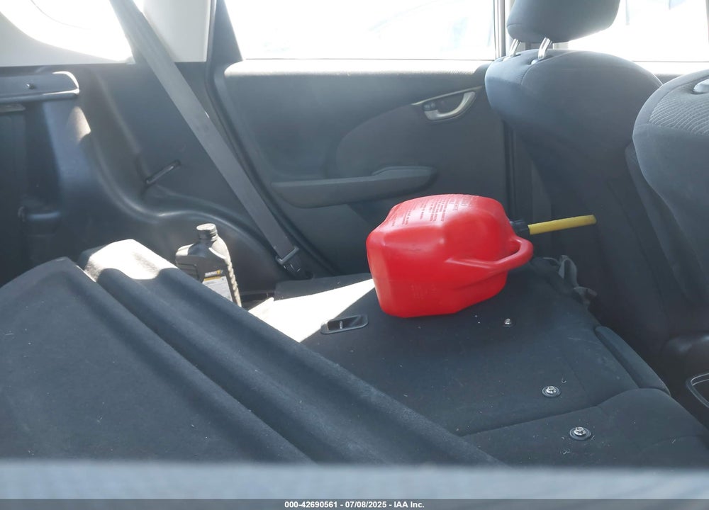 2011 HONDA FIT VIN: JHMGE8H56BC011003
