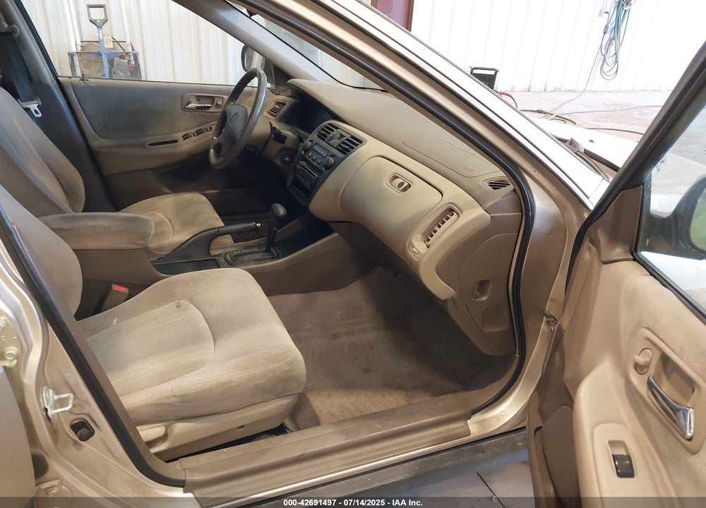 2000 HONDA ACCORD 2.3 LX VIN: JHMCG5640YC037266