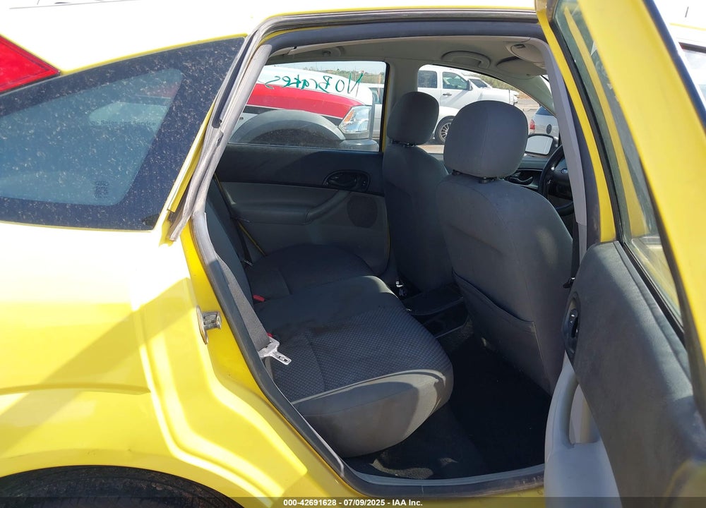 2005 FORD FOCUS ZX5 VIN: 3FAFP37NX5R125657
