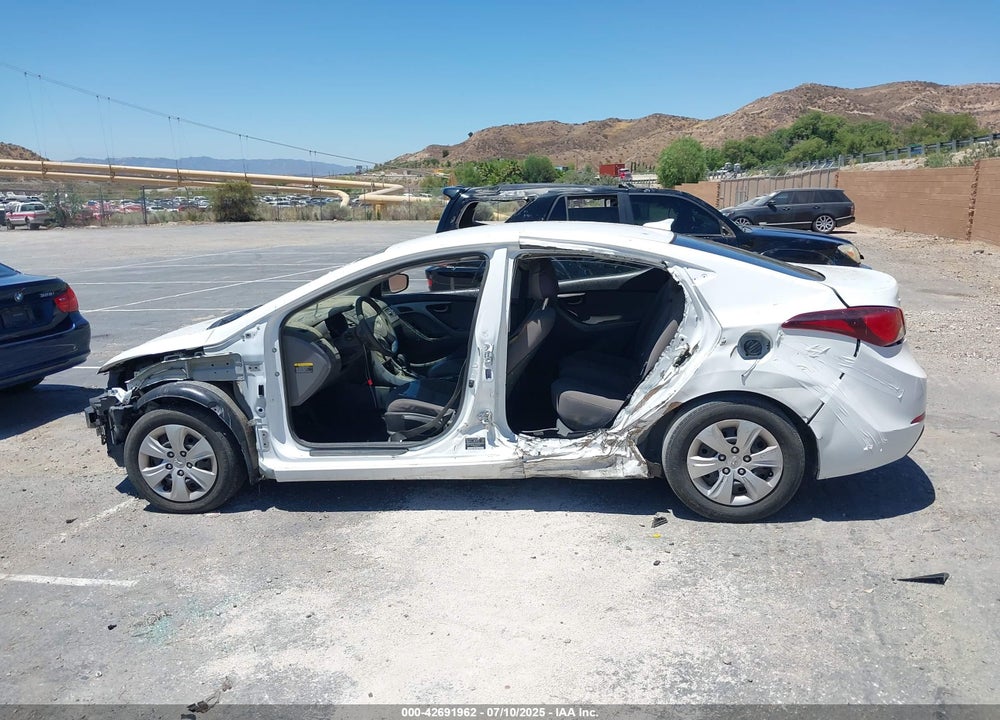 2016 HYUNDAI ELANTRA VIN: 5NPDH4AE7GH770494
