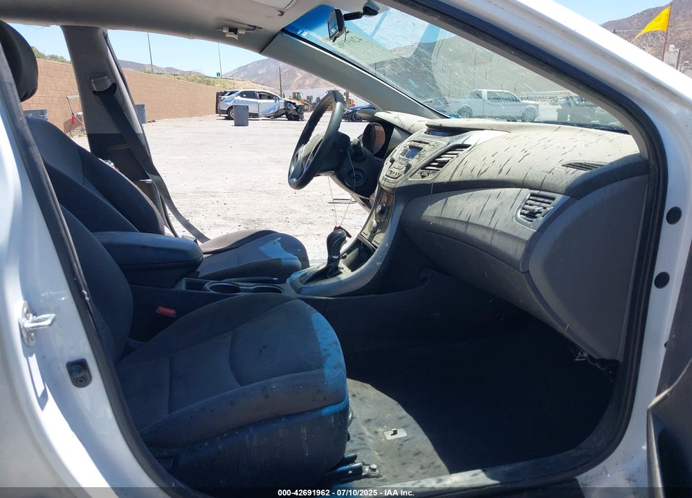 2016 HYUNDAI ELANTRA VIN: 5NPDH4AE7GH770494