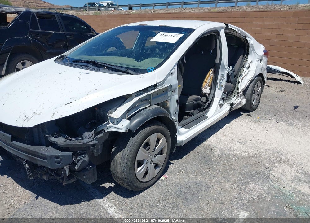 2016 HYUNDAI ELANTRA VIN: 5NPDH4AE7GH770494