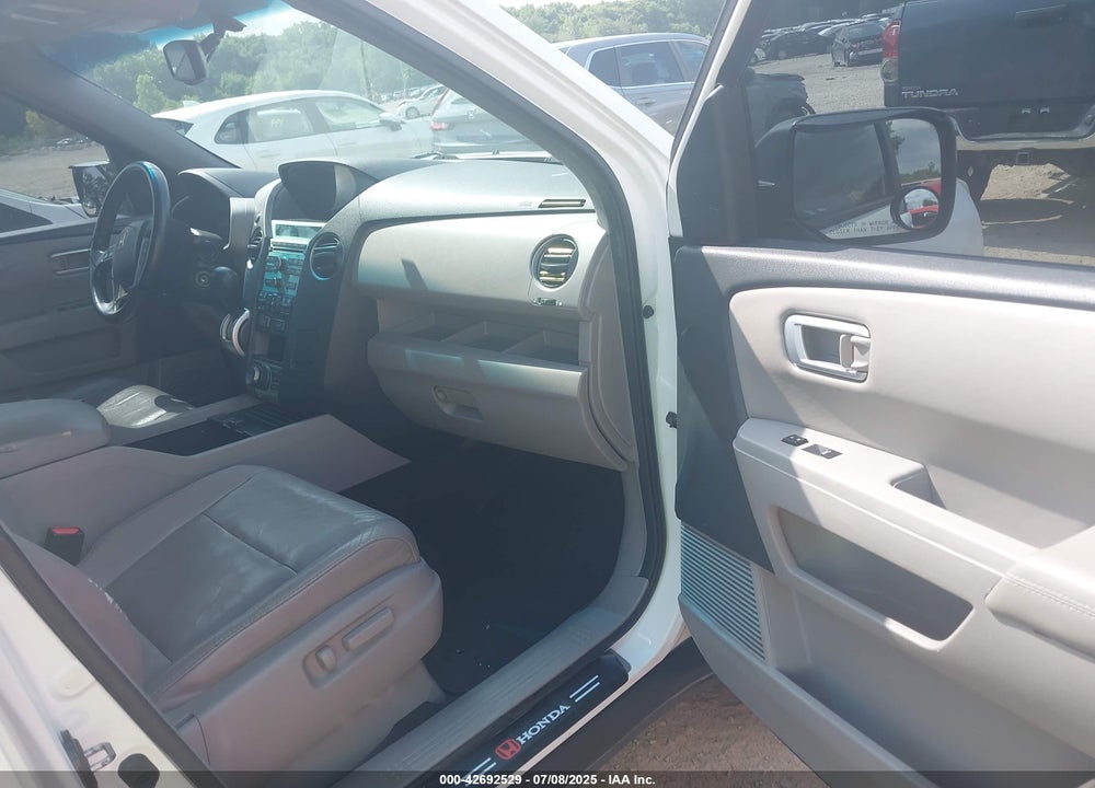 2011 HONDA PILOT VIN: 5FNYF3H76BB005275