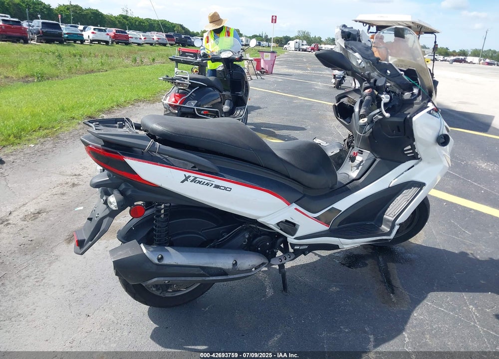 2021 KYMCO USA INC X-TOWN 300 VIN: LC2W1M245MC100109