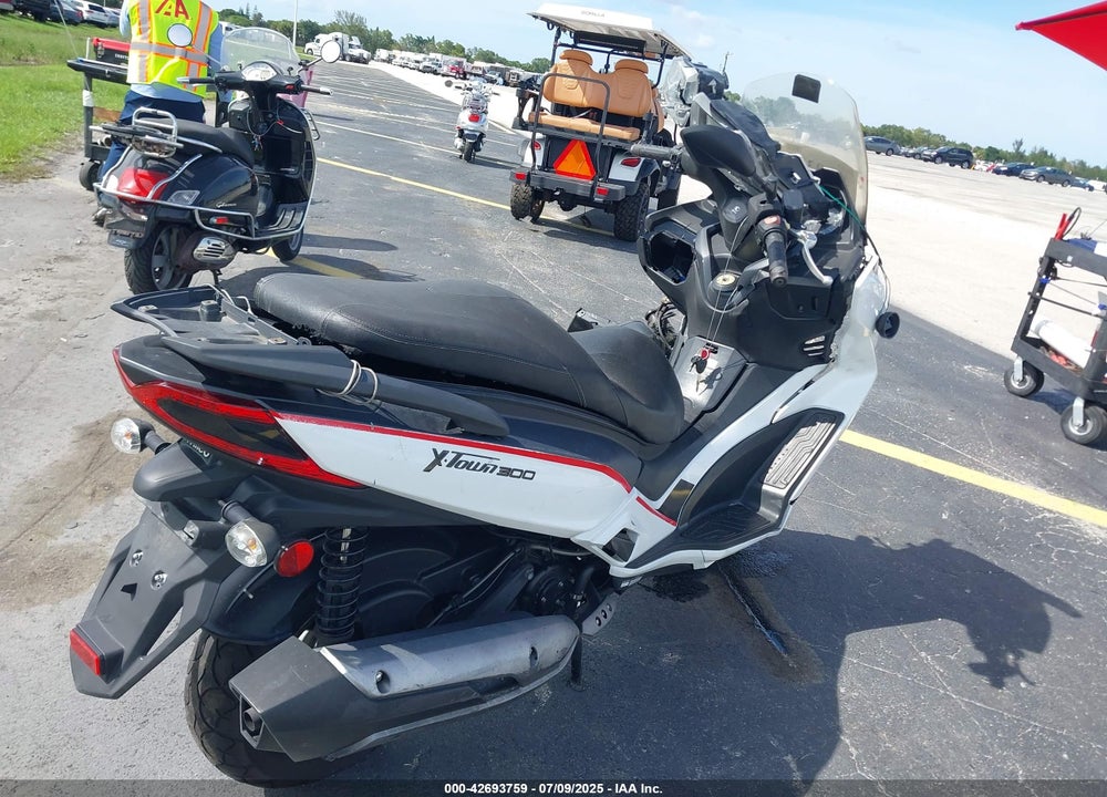 2021 KYMCO USA INC X-TOWN 300 VIN: LC2W1M245MC100109