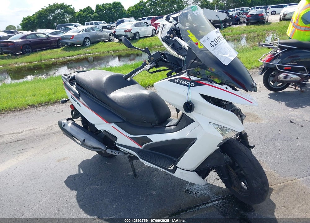 2021 KYMCO USA INC X-TOWN 300 VIN: LC2W1M245MC100109