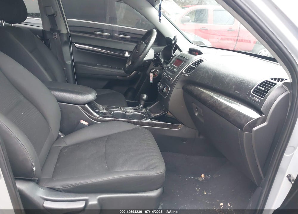 2014 KIA SORENTO LX VIN: 5XYKT3A68EG487342