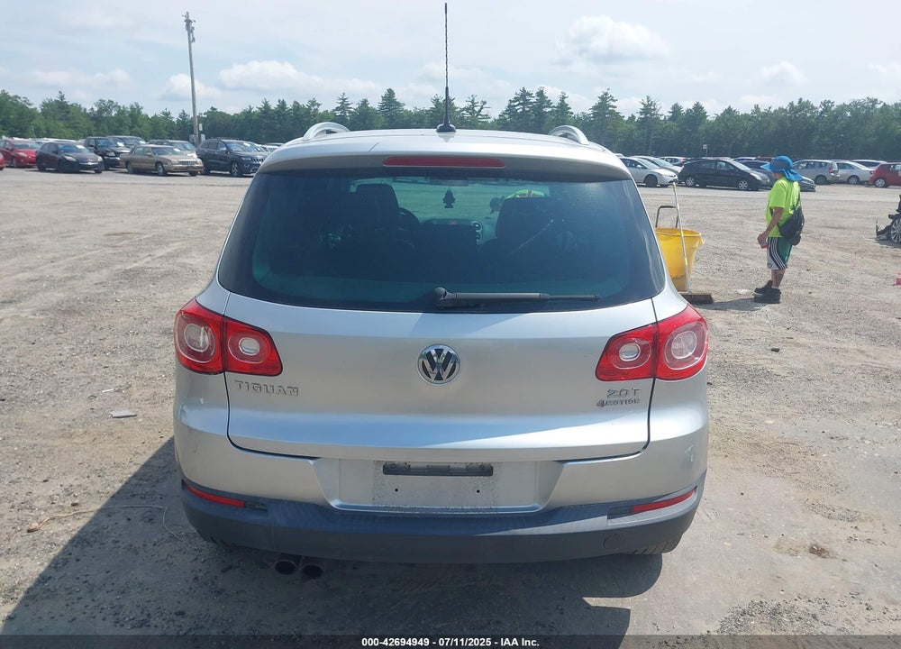 2011 VOLKSWAGEN TIGUAN VIN: WVGBV7AX8BW512471