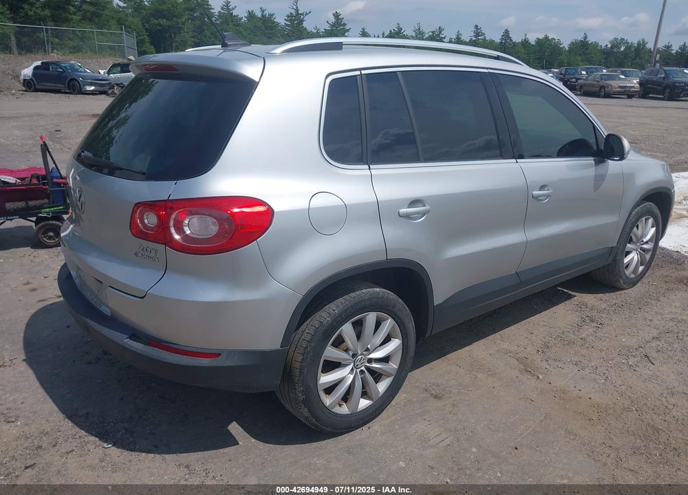 2011 VOLKSWAGEN TIGUAN VIN: WVGBV7AX8BW512471