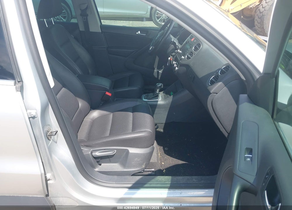 2011 VOLKSWAGEN TIGUAN VIN: WVGBV7AX8BW512471