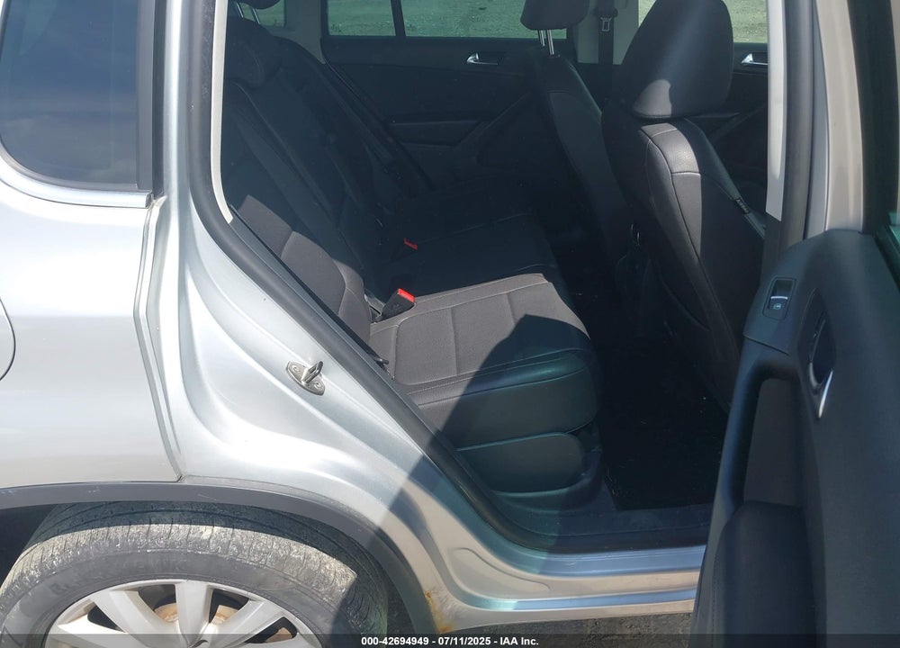 2011 VOLKSWAGEN TIGUAN VIN: WVGBV7AX8BW512471