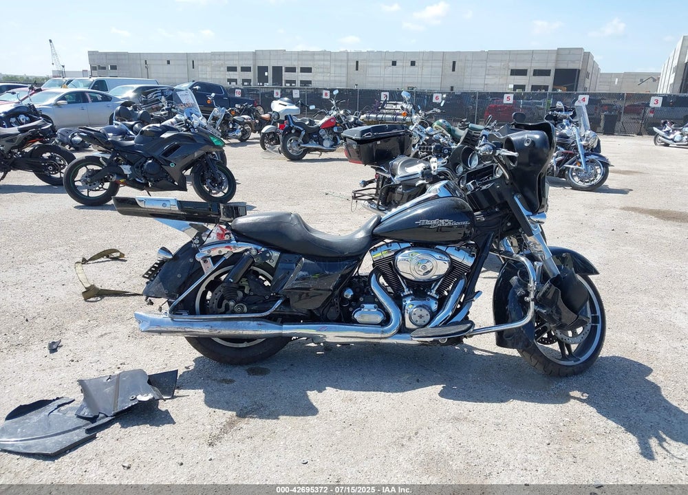 2013 HARLEY-DAVIDSON FLHX STREET GLIDE VIN: 1HD1KBM18DB688030