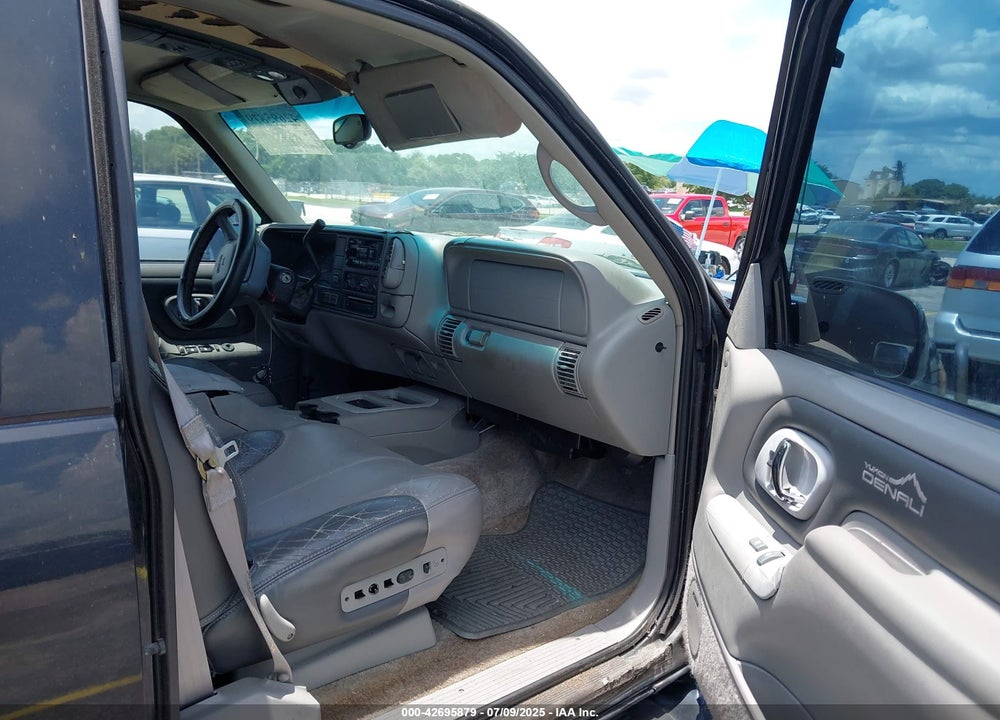 2000 GMC YUKON DENALI VIN: 1GKEK63R1YR196023