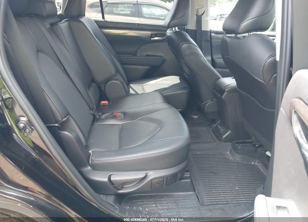 2022 TOYOTA HIGHLANDER VIN: 5TDDZRBH8NS214043