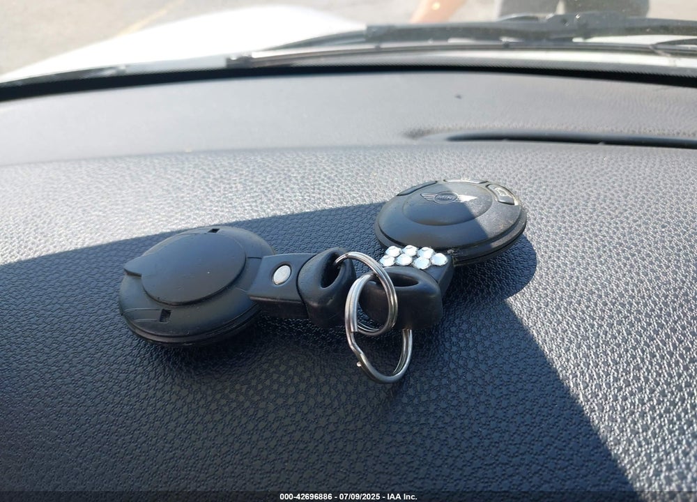 2009 MINI COOPER VIN: WMWMF335X9TU71767