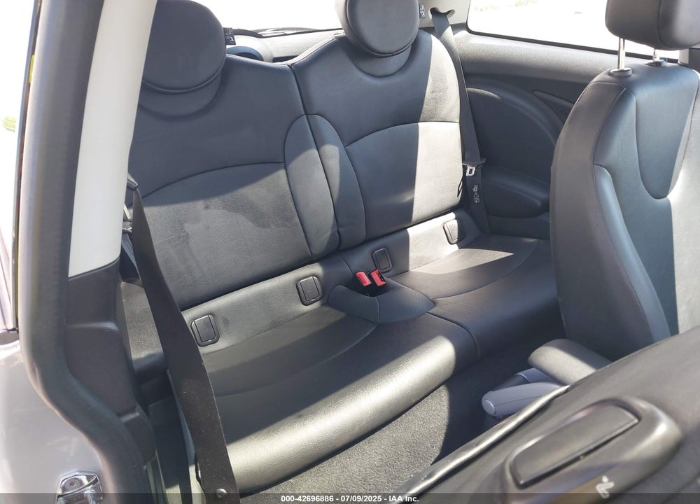 2009 MINI COOPER VIN: WMWMF335X9TU71767