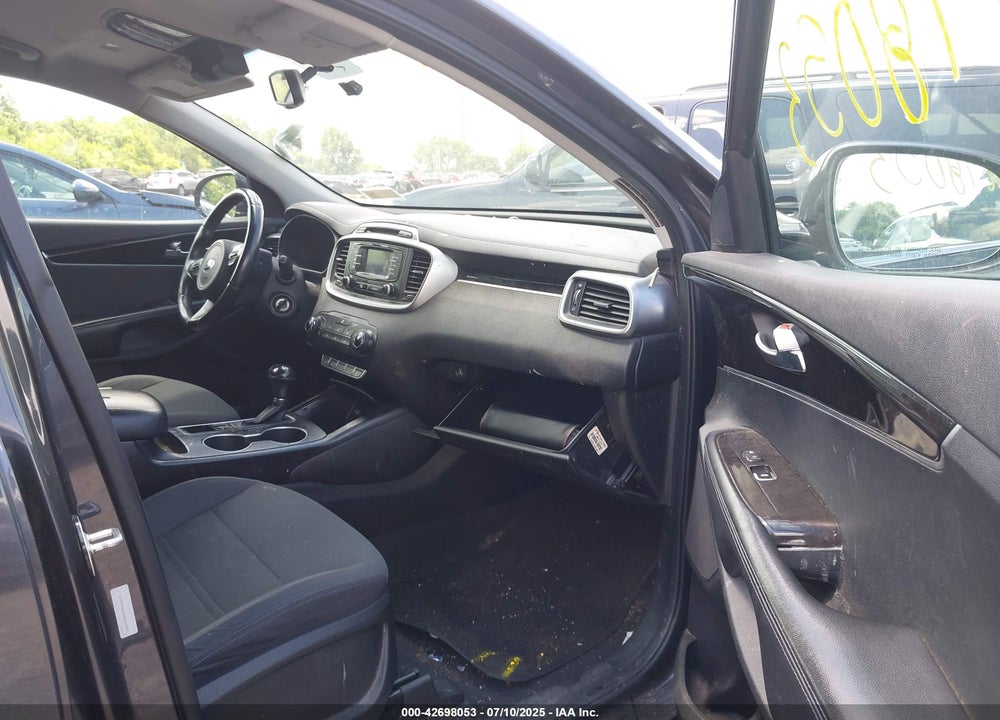 2016 KIA SORENTO VIN: 5XYPG4A30GG069897