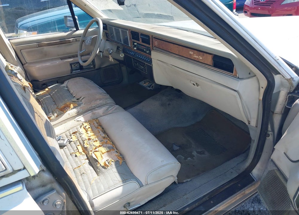 1985 LINCOLN TOWN CAR VIN: 1LNBP96F9FY674464