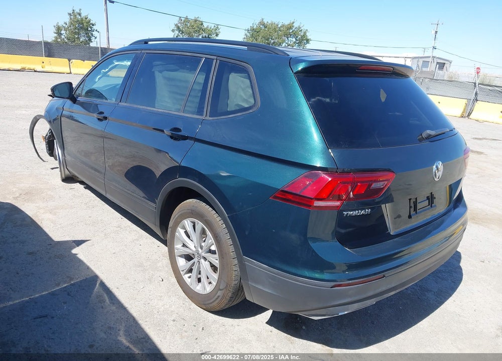 2018 VOLKSWAGEN TIGUAN VIN: 3VV1B7AX1JM165641