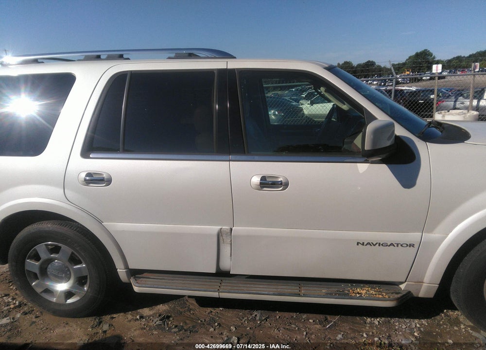 2005 LINCOLN NAVIGATOR VIN: 5LMFU28565LJ23679