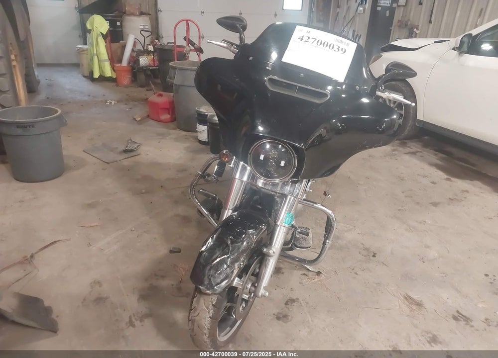2017 HARLEY-DAVIDSON FLHX STREET GLIDE VIN: 1HD1KBC13HB608298