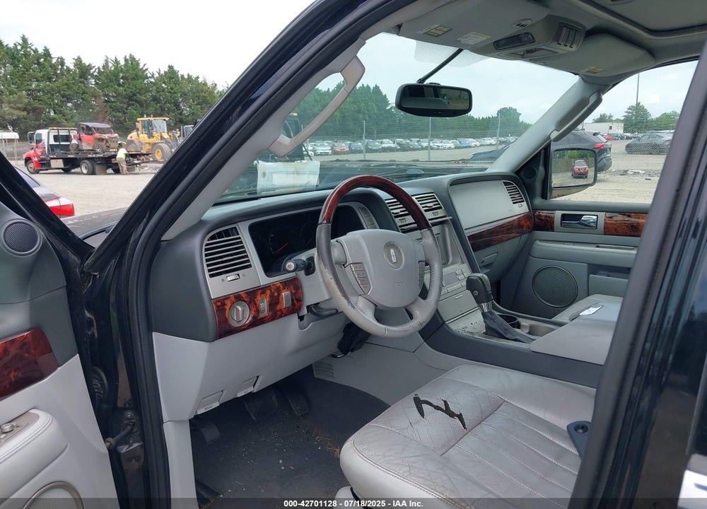 2004 LINCOLN NAVIGATOR VIN: 5LMFU28R04LJ00237