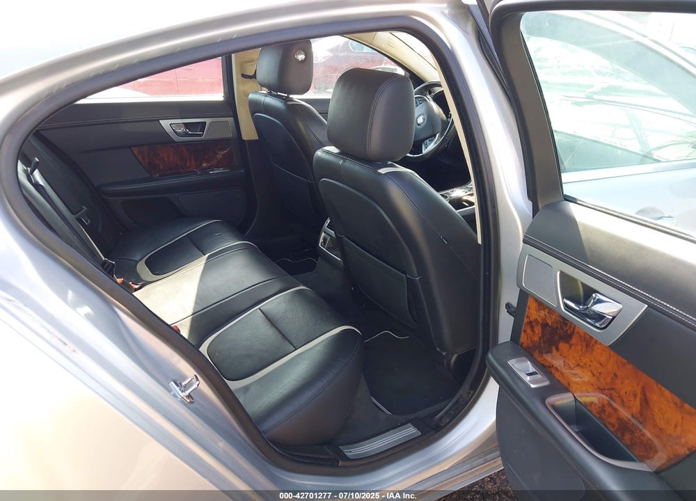 2015 JAGUAR XF VIN: SAJWA0F70F8U67359