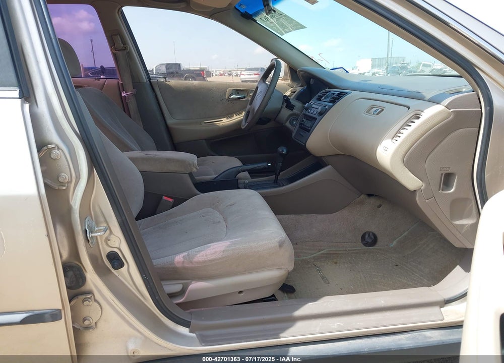 2000 HONDA ACCORD 2.3 LX VIN: JHMCG5645YC005428