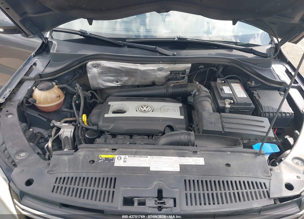 2017 VOLKSWAGEN TIGUAN VIN: WVGAV7AX0HK048653