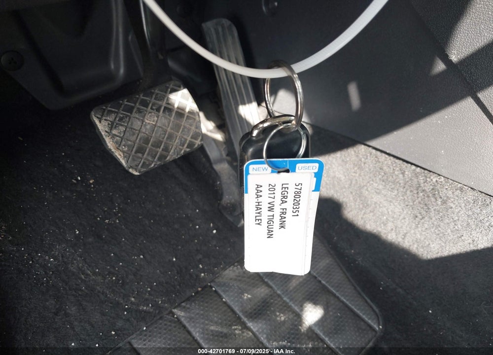 2017 VOLKSWAGEN TIGUAN VIN: WVGAV7AX0HK048653